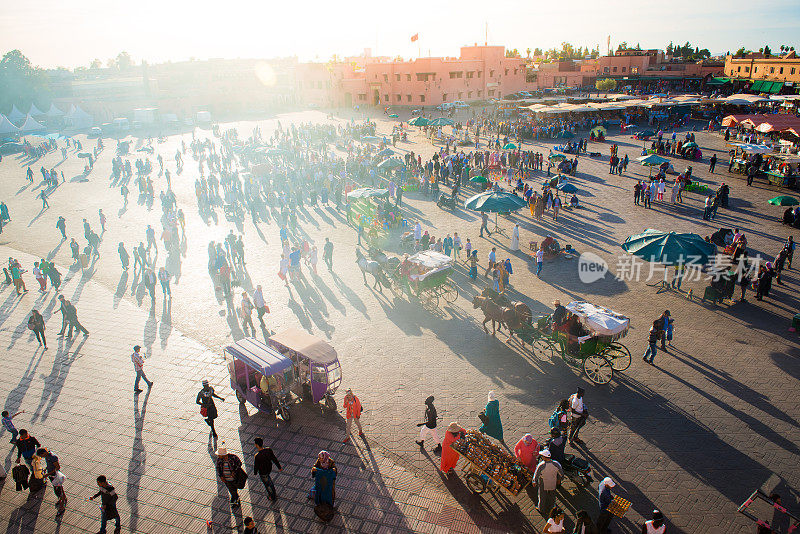 摩洛哥马拉喀什，夜生活和人们在Djemaa El Fna广场上的影子